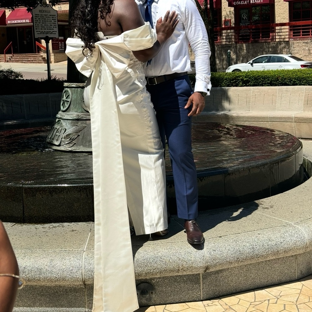 Elegant White Off-Shoulder Gown - Picture 2 of 3